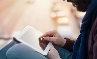 Foto: Junger Mann mit Tablet