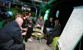 Kleine Gruppe sitzt im Kreis und spricht zum Thema Nachhaltigkeit