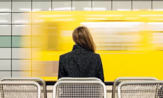 Frau wartet auf U-Bahn