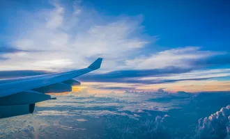 Flugzeug über den Wolken