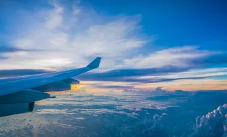 Flugzeug über den Wolken