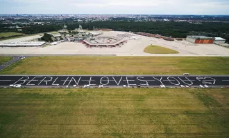 Schriftzug "Berlin loves you" beim Berlin Freedom Dinner am 7.8.21 auf dem Flugfeld in Berlin-Tegel