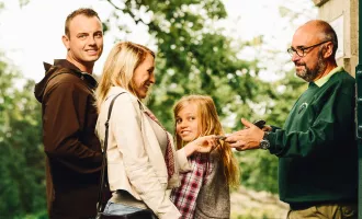 Junge Familie besucht den Zoo Berlin
