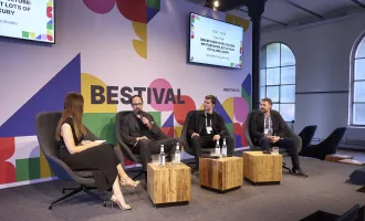 Keynote mit vier Speaker:innen auf der Bühne in der Heeresbäckerei beim BESTIVAL 2023