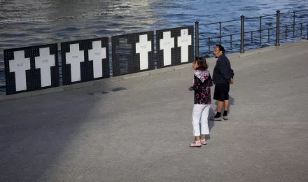 Weiße Kreuze zum Gedenken an die Mauertoten