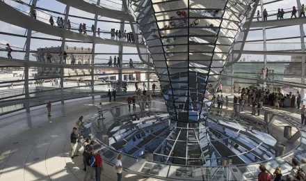 Besucher in der Reichstagskuppel
