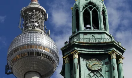 Fernsehturm und Turm der Marienkirche in Berlin - Mitte