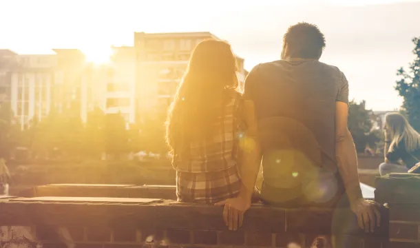 Zwei Menschen im Sonnenlicht