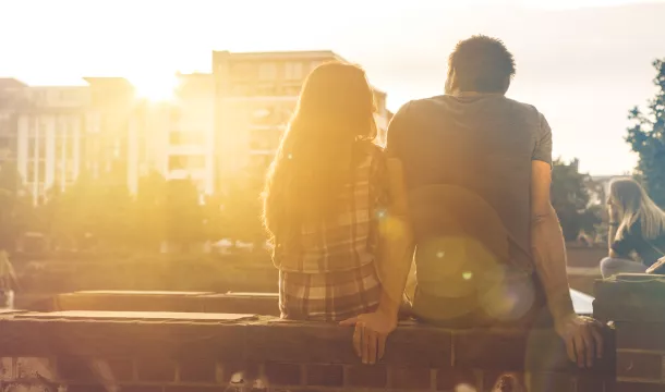 Zwei Menschen im Sonnenlicht Zwei Menschen im Sonnenlicht
