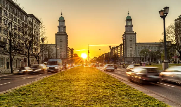 Foto: Sonnenuntergang auf der Karl-Marx-Allee