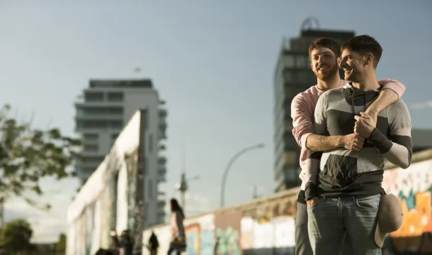 Gay-Pärchen unterwegs in Berlin-Friedrichshain