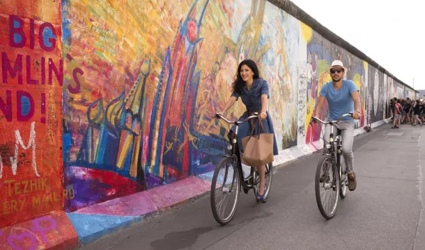 Radtour_an_der_East_Side_Gallery