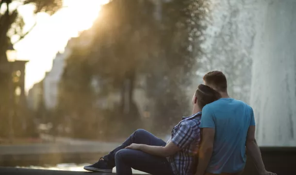 Schwules Pärchen unterwegs in Berlin Schöneberg