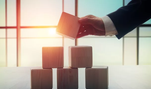 Man hält Würfel in der Hand