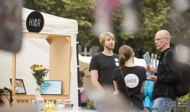 Das HIER-Mobil auf dem Flohmarkt am Rathaus Schöneberg