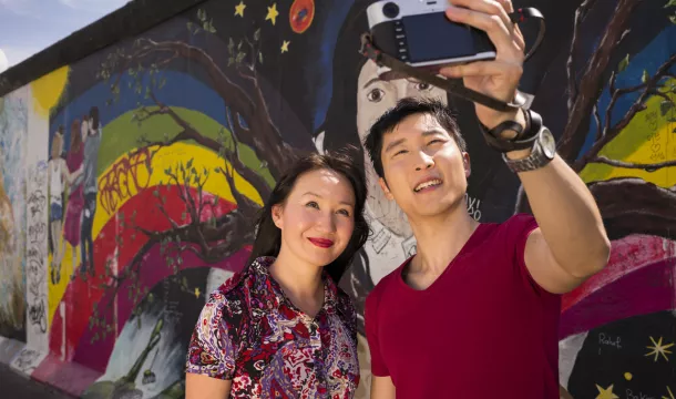Chinesische Besucher an der East Side Gallery