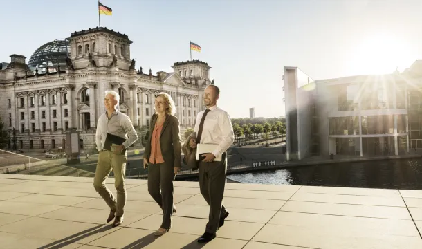 Geeschäftsleute im Regierungsviertel