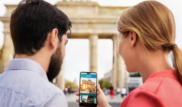 Paar mit  neuer App "About Berlin"