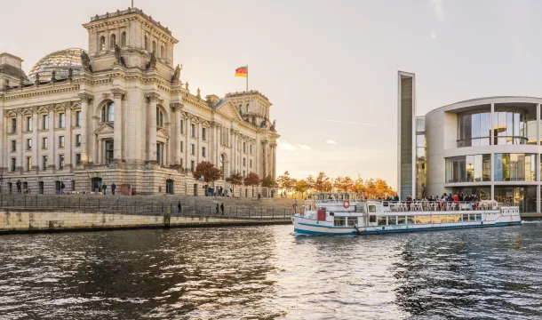 Ausflugsboot auf der Spree