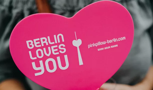 Schwules Pärchen am Nollendorfplatz Schwules Pärchen am Nollendorfplatz in Berlin