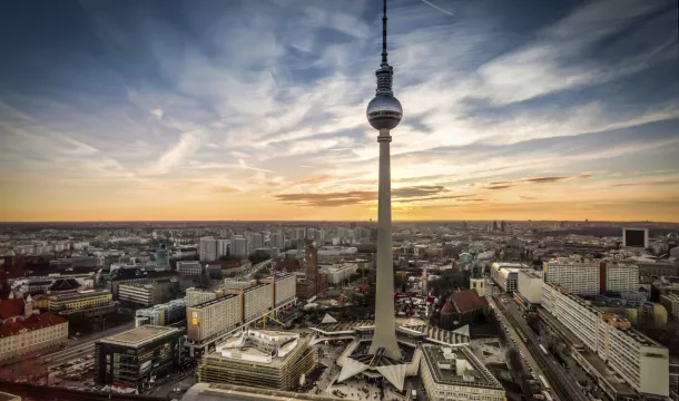 Foto: Berlin bei Sonnenuntergang mit Blick auf den Fernsehturm