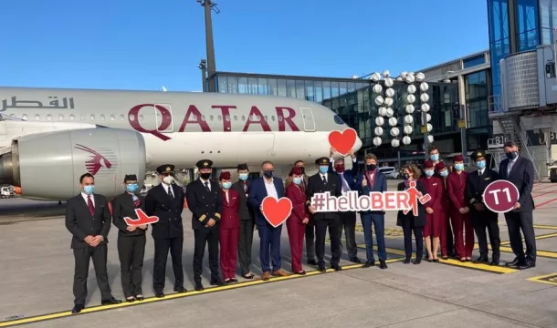 Begrüßung der Qatar-Airways-Maschine kurz nach der Landung auf der neuen BER-Südbahn