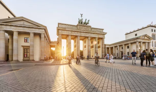 Blick auf das Brandenburger Tor im Sonnenuntergang