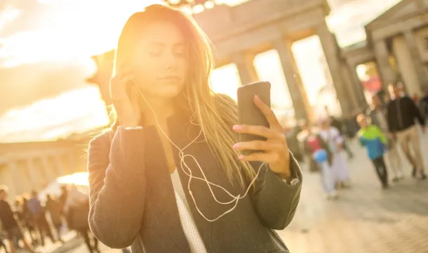 Frau am Brandenburger Tor