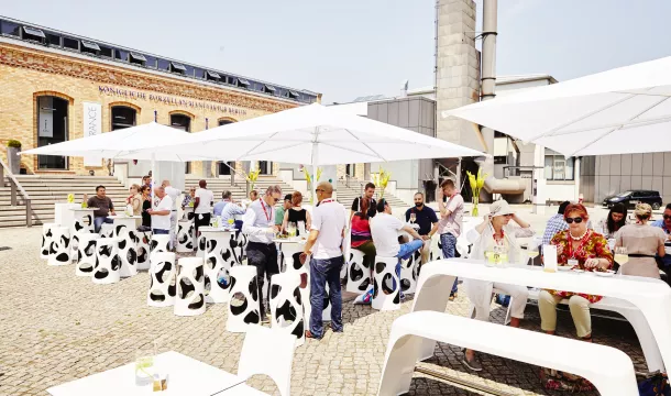 Menschen auf der Veranstaltung Meeting Place Berlin auf dem Gelände des KPM Quatiers