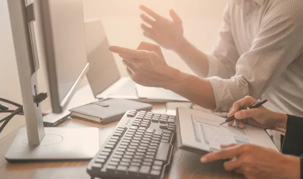 Menschen, die im Büro am Computer arbeiten