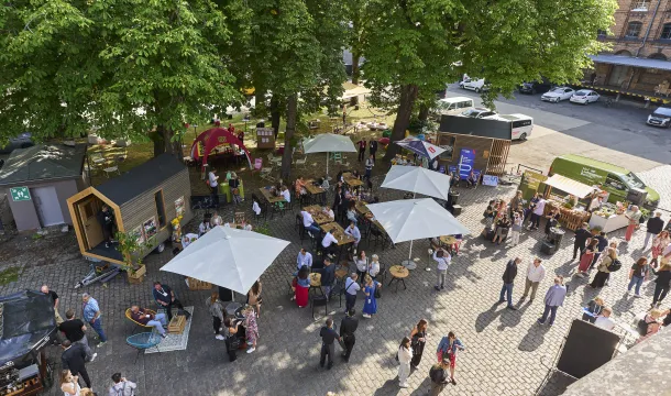 Vogelperspektive des Innenhofs der Heeresbäckerei beim BESTIVAL 2023