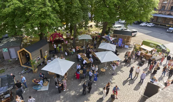 Vogelperspektive des Innenhofs der Heeresbäckerei beim BESTIVAL 2023