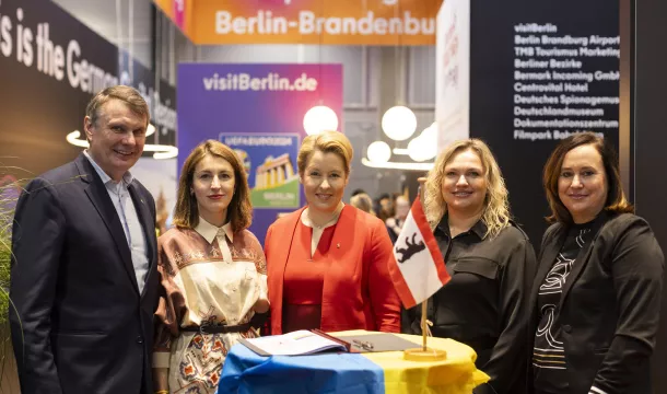 Burkhard Kieker (visitBerlin), Marianna Oleskiv (State Agency Tourism Development Ukraine), Franziska Giffey (Senatorin für Wirtschaft), Maryna Radova (Kyiv state administration for tourism), Sabine Wendt (visitBerlin)
