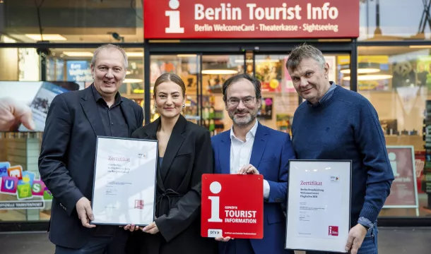 Mit Auszeichnung:  Matthias Goeze, Prokurist von visitBerlin, Theres Wolf, Leiterin der Berlin Tourist Infos bei visitBerlin, Norbert Kunz, Geschäftsführer des Deutschen Tourismusverbands, und Burkhard Kieker, Geschäftsführer von visitBerlin