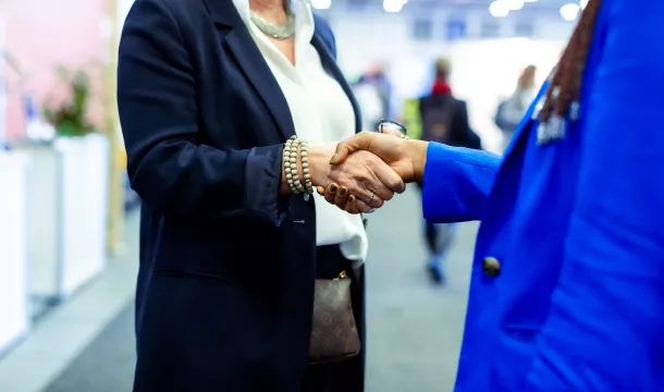 zwei Frauen schütteln sich die Hände 