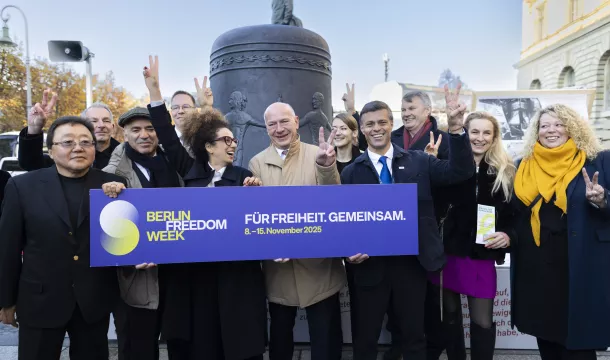 Offizielle Eröffnung der Berlin Freedom Week vor dem Abgeordnetenhaus mit Freiheitsglocke