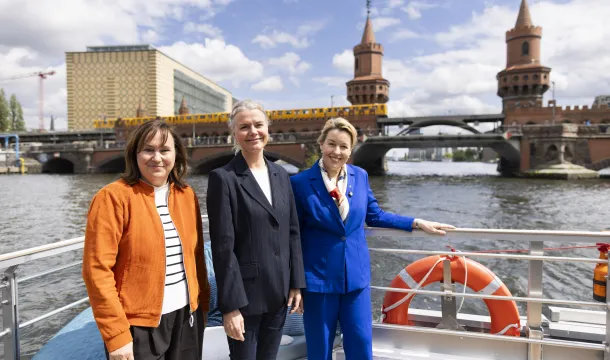 Sabine Wendt (visitBerlin), Rikke Holm Petersen (Wonderful Copenhagen) und Wirtschaftssenatorin Franziska Giffey stellen BerlinPay vor