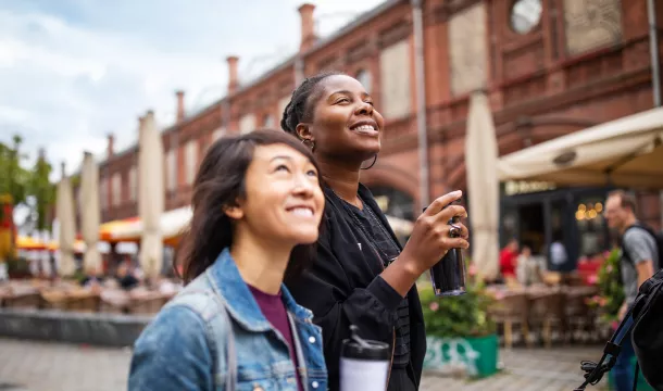 Zwei Freundinnen schlendern durch die Stadt