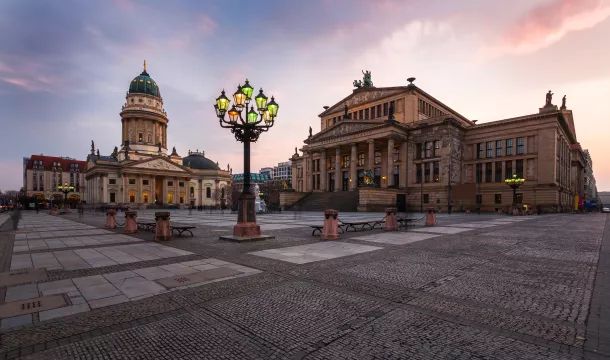 Berliner Gendarmenmarkt bei Sonnenuntergang 