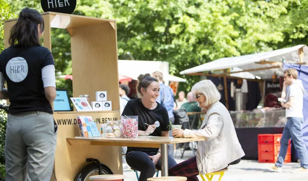 visitBerlin ist mit dem HIER-Mobil regelmäßig auf Kieztour HIER_Mobil_Kieztour_c_visitBerlin_Foto_Dirk_Mathesius, Arkona Platz Berlin Mitte, 20190524