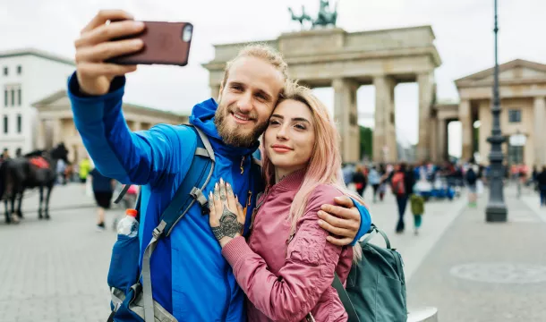 junge Leute vorm Brandenburger Tor