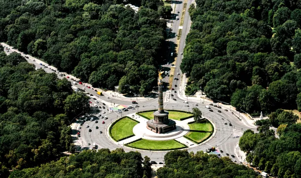 Luftaufnahme Siegessäule im Großen Stern und dem Tiergarten im Hintergrund