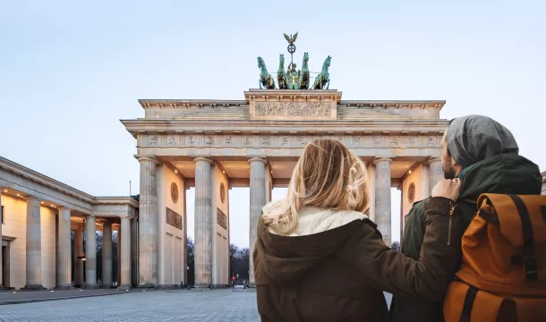 Paar vor dem Brandenburger Tor