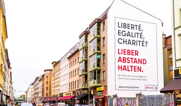 Mural zur Sensibilisierungskampagne in der Adalbertstraße 9 in Kreuzberg 