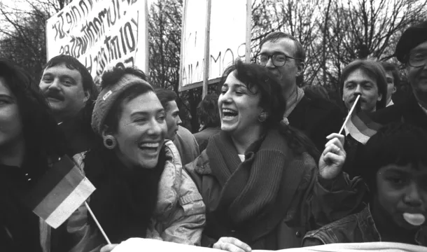 Jubelnde Menschen bei der Öffnung des Brandenburger Tors