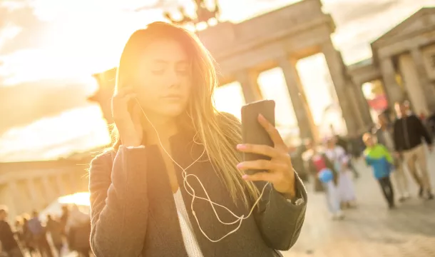 Junge Frau am Brandenburger Tor