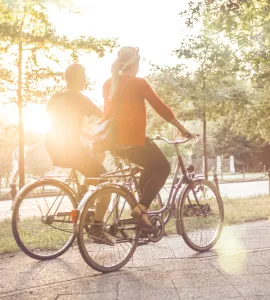 Foto: Fahrrad fahren in der Sonne im Grünen