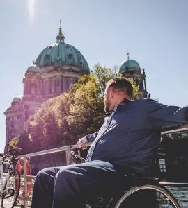 Foto: Barrierefrei im Rollstuhl am Berliner Dom