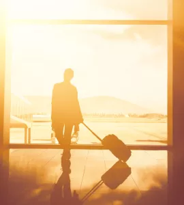 Fluggast im Flughafen