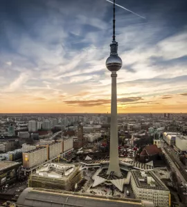 Foto: Berlin bei Sonnenuntergang mit Blick auf den Fernsehturm